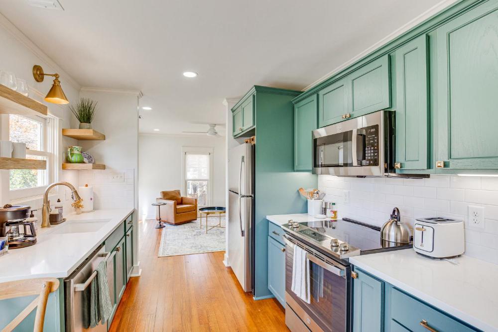 2 Mi to Tyler Rose Garden Vibrant Apartment!